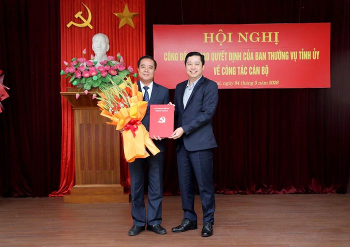 Bí thư Tỉnh ủy Lào Cai Dương Quốc Huy trao quyết định cho Trưởng Ban Nội chính Tỉnh ủy Phan Đăng Toàn.