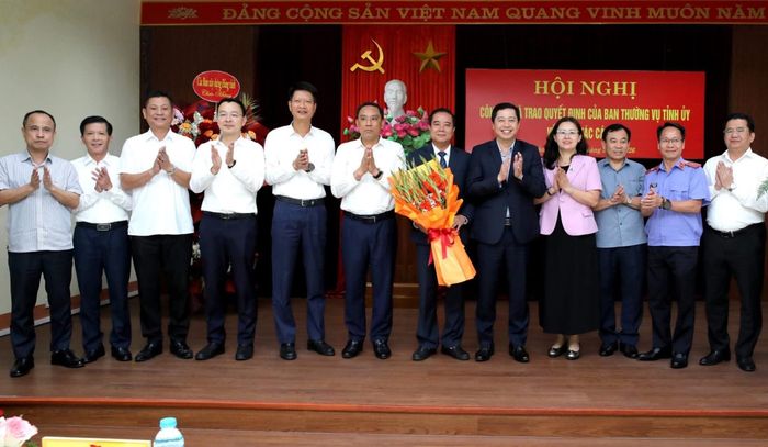 Thường trực Tỉnh ủy, lãnh đạo các cơ quan, đơn vị tặng hoa chúc mừng Trưởng Ban Nội chính Tỉnh ủy Phan Đăng Toàn.