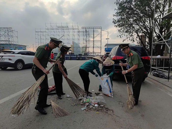 Lực lượng công an tham gia vệ sinh môi trường cùng các cấp hội, đoàn thể trên địa bàn. Ảnh: Công Huỳnh