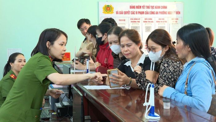 Công an Thanh Hóa làm việc “xuyên lễ” để tiếp nhận, thu nhận hồ sơ cấp Căn cước và định danh điện tử mức độ 2 cho người dân. Ảnh Công Huỳnh