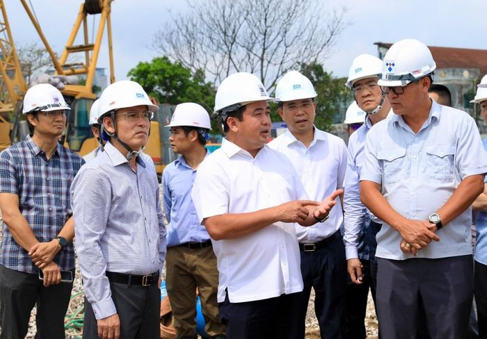 Bí thư Thành ủy Trần Đức Thắng đánh giá cao sự nỗ lực, cố gắng của các sở, ngành, chủ đầu tư và đơn vị thi công đã khắc phục mọi khó khăn, vướng mắc để đẩy nhanh tiến độ thi công các công trình, dự án.