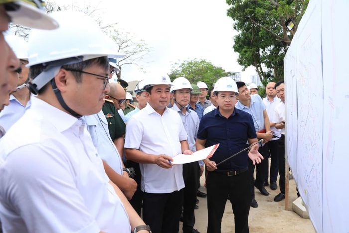 Bí thư Thành ủy Trần Đức Thắng yêu cầu chủ đầu tư và đơn vị thi công thực hiện cam kết tiến độ.