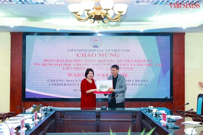 Hai bên trao quà lưu niệm, khẳng định cam kết hợp tác phát triển mô hình tín dụng hợp tác xã Việt Nam – Thái Lan.