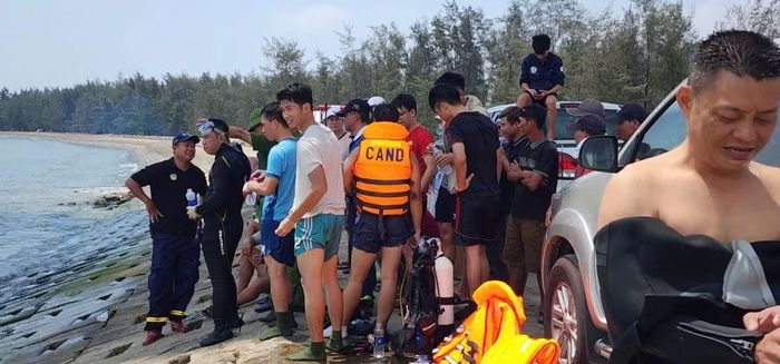 Đến trưa 4/5, lực lượng chức năng vẫn tiếp tục tổ chức tìm kiếm người đàn ông mất tích.