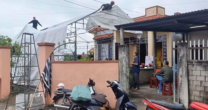Người dân địa phương đến hỗ trợ gia đình nạn nhân chuẩn bị làm tang lễ cho người xấu số 
