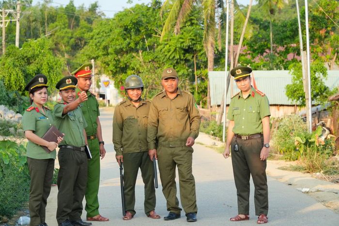 Thiếu tá Bá Minh Cảnh, Phó trưởng Công an xã Ea Bá chỉ huy tổ tuần tra bảo vệ ANTT thực thi nhiệm vụ trên địa bàn buôn Thứ.