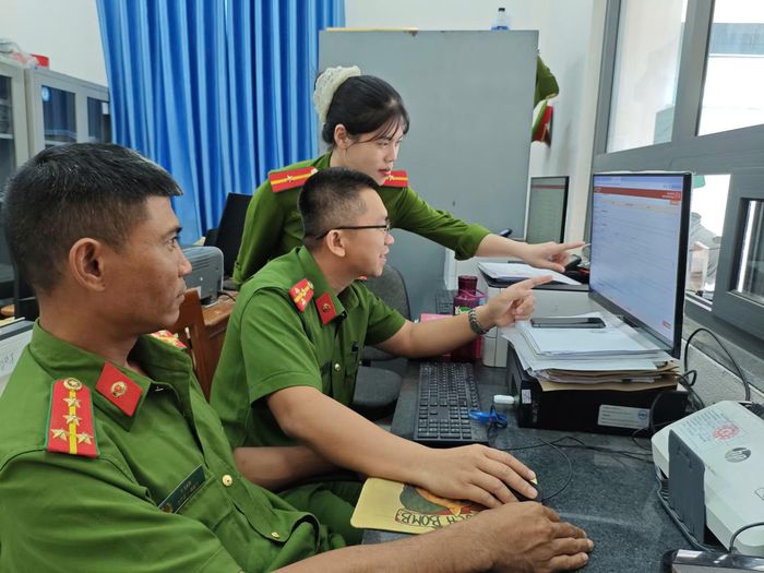 Cán bộ, chiến sĩ Công an xã Ea Bá tra cứu dữ liệu dân cư phuc vụ công tác quản lý hành chính về trật tự xã hội.