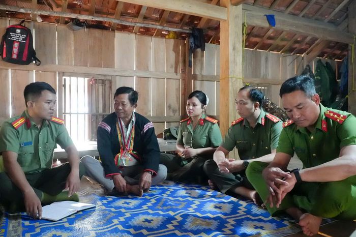 Thiếu tá Bá Minh Cảnh, Phó trưởng Công an xã Ea Bá trao đổi công tác bảo vệ an ninh trật tự với một già làng.