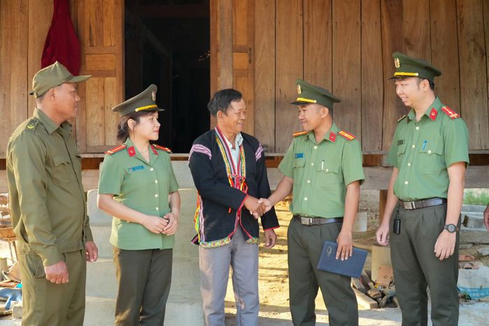 Cán bộ, chiến sĩ Công an xã Ea Bá đến thăm già làngY Đhing, thường gọi là Ma Nút, trú tại buôn Quen.