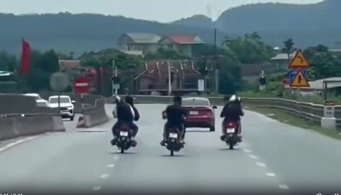 Nhóm thanh thiếu niên đầu trần lái xe mô tô "đánh võng" trên Quốc lộ 1A (Ảnh cắt từ Clip).