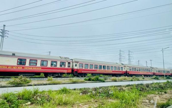 Tàu Hà Nội-Hải Phòng đang ngày càng thu hút hành khách.