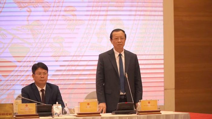 Thứ trưởng Bộ Giáo dục và đào tạo Phạm Ngọc Thưởng thông tin tới các cơ quan báo chí về lộ trình thống nhất dùng chung một bộ sách giáo khoa trong năm học 2026-2027.