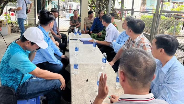 Các hộ dân bị ảnh hưởng trình bày bức xúc với Đoàn công tác của UBND xã Cờ Đỏ.