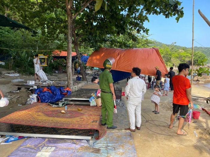Sạp gỗ, lều tạm dựng sát mép biển Bãi Rạng - bán đảo Sơn Trà.