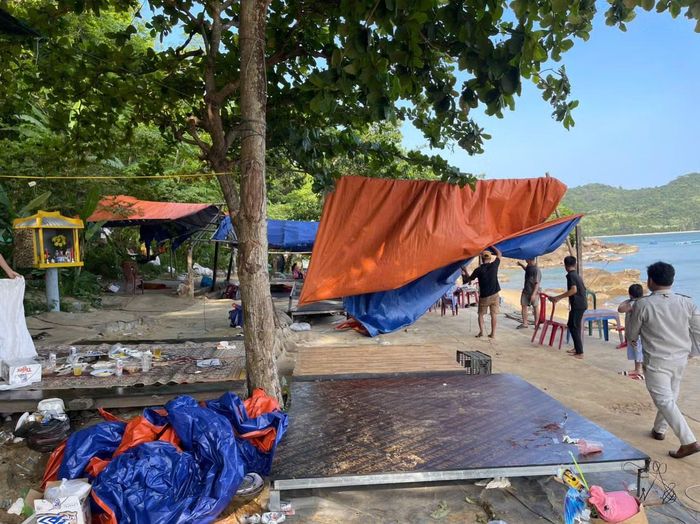 Rác thải phát sinh tại các điểm kinh doanh tự phát ven biển. 
