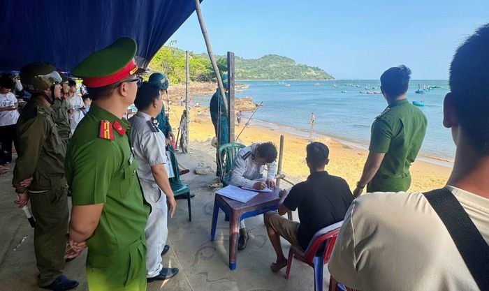 Lực lượng chức năng kiểm tra, lập biên bản các điểm kinh doanh tự phát tại bán đảo Sơn Trà và các bãi biển. 