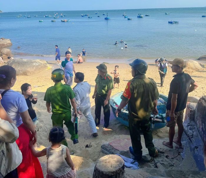 Lực lượng Công an phối hợp với chính quyền địa phương vào cuộc dẹp “ma trận” hàng quán, lều bạt tự phát, các trò chơi mô tô nước trái phép đe dọa hệ sinh thái biển tại Bán đảo Sơn Trà. 
