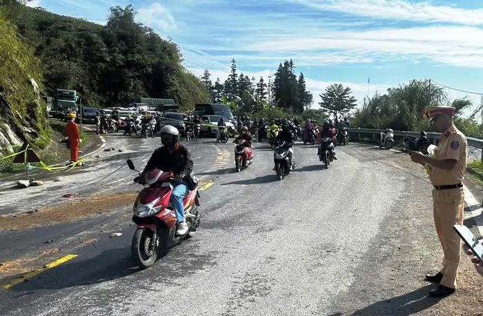 Cảnh sát giao thông Lào Cai túc trực phân luồng, điều tiết phương tiện để bảo đảm an toàn giao thông. Ảnh: Tiến Dũng