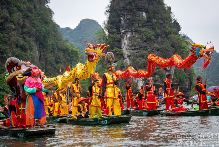 Lễ hội Tràng An không chỉ là hoạt động văn hóa-tâm linh mà còn được xem là lễ hội bảo vệ môi trường độc đáo của Việt Nam. Ảnh: Trần San