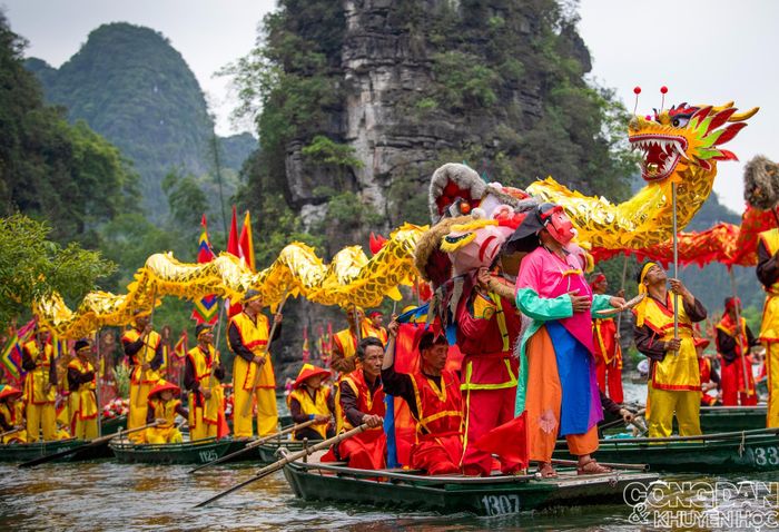 Nghi lễ rước kiệu, rước Rồng, rước nước trên dòng sông Sào Khê trong khuôn khổ Lễ hội Tràng An 2026. Ảnh: Trần San