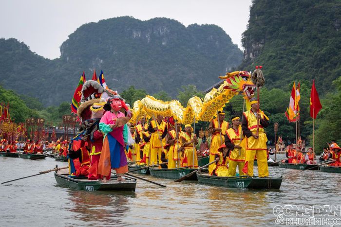 Các đại biểu dự lễ hội, du khách và cư dân Tràng An đều tham dự vào các nghi lễ trên nước. Ảnh: Trần San