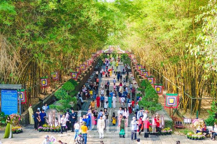 Kỳ nghỉ lễ kéo dài từ Giỗ Tổ Hùng Vương đến 30/4 vả 1/5 năm nay đã trở thành đòn bẩy mạnh mẽ thúc đẩy thị trường du lịch TP.HCM bùng nổ.