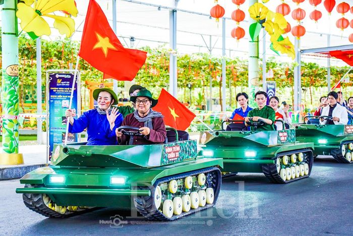 Trò chơi mới ra mắt dịp lễ 30-4 tại KDL Văn hóa Suối Tiên: “Xe tăng - Hành trình chiến xa” thu hút đông đảo gia đình và giới trẻ trải nghiệm.