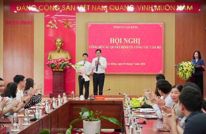 Chủ tịch Ủy ban MTTQ Việt Nam tỉnh Vũ Hồng Quang tặng hoa chúc mừng Giám đốc Sở Dân tộc và Tôn giáo Nông Thế Phúc.