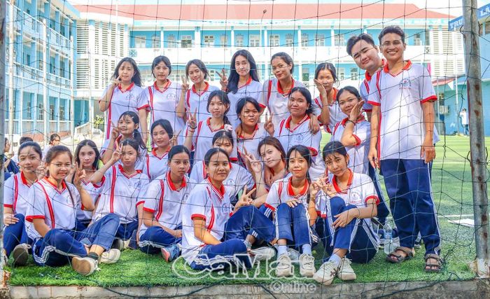 Học sinh Trường Phổ thông Dân tộc Nội trú Bạc Liêu vui chơi trong giờ ra chơi, minh chứng của sự quan tâm đầu tư cho giáo dục vùng đồng bào dân tộc thiểu số.