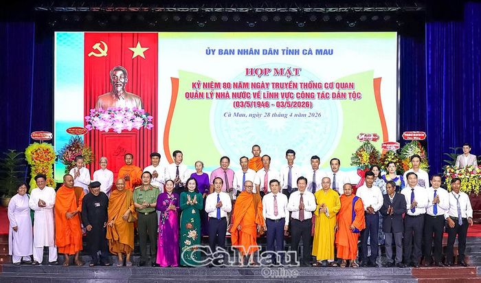 Lãnh đạo Trung ương, lãnh đạo tỉnh, nguyên lãnh đạo ngành công tác dân tộc qua các thời kỳ cùng đại biểu chụp ảnh lưu niệm tại lễ kỷ niệm 80 năm Ngày truyền thống ngành Công tác dân tộc. Ảnh: CẨM NHI.