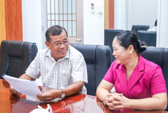 Bà Nguyễn Thu Tư, Giám đốc Sở Dân tộc và Tôn giáo tỉnh Cà Mau, trao đổi cùng ông Triệu Quang Lợi, nguyên Trưởng Ban Dân tộc tỉnh Cà Mau, về định hướng công tác dân tộc trong giai đoạn mới.