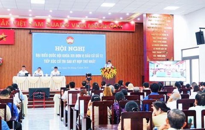 Quang cảnh hội nghị tiếp xúc cử tri