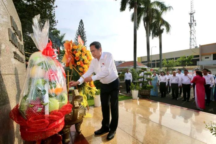 Chủ tịch Quốc hội Trần Thanh Mẫn dâng hương tại di tích Dinh quận Hóc Môn, TPHCM