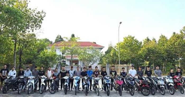 Các đối tượng đua xe cùng tang vật