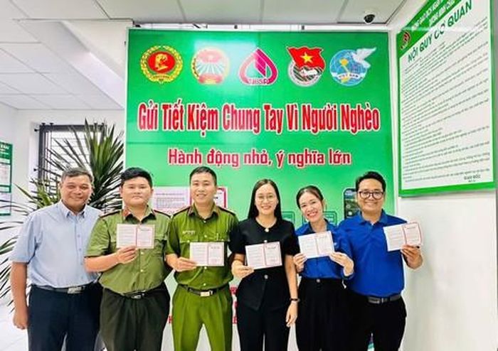 Công an xã Dương Minh Châu gửi tiết kiệm, chung tay vì người nghèo