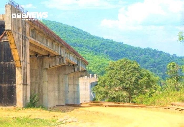 Trong khi đó, lãnh đạo Ban Quản lý dự án đầu tư xây dựng các công trình dân dụng, công nghiệp và hạ tầng kỹ thuật Đà Nẵng cho biết dự án cầu Tân Bình mới được bàn giao cho đơn vị quản lý. Hiện nay, đơn vị đang tiếp nhận hồ sơ liên quan, đồng thời phối hợp làm việc với UBND xã Hiệp Đức để xây dựng kế hoạch, đôn đốc nhà thầu đẩy nhanh tiến độ, sớm hoàn thành công trình.