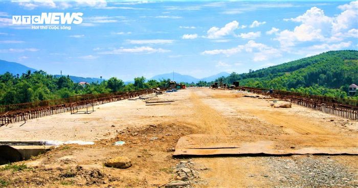 Ghi nhận tại công trình cầu Tân Bình cho thấy, nhà thầu đã triển khai thi công một số hạng mục thuộc phần kết cấu trụ cầu và thành cầu, tuy nhiên tiến độ thi công rất ì ạch.