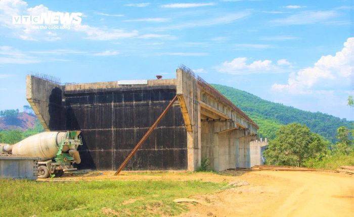 Theo kế hoạch, dự án được triển khai thi công từ tháng 4/2022, dự kiến hoàn thành đầu năm 2025. Tuy nhiên, đến thời điểm hiện tại, cầu Tân Bình vẫn trong tình trạng dang dở khiến người dân địa phương hết sức ngán ngẩm.