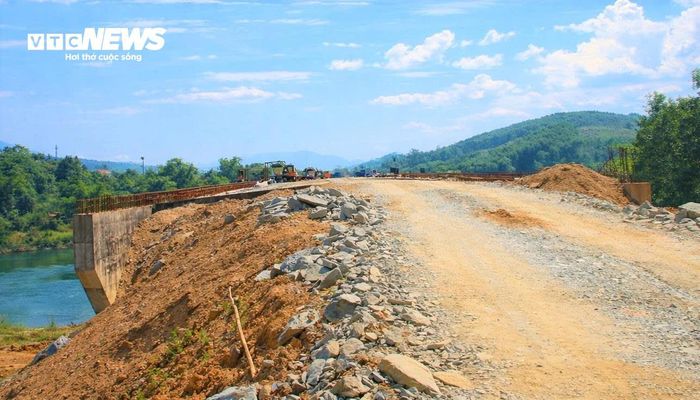 Phần đường dẫn hai đầu cầu và trên toàn tuyến vẫn đang trong tình trạng thi công dang dở, chưa hoàn thiện đồng bộ. Tại một số vị trí trụ, dầm cầu xuất hiện tình trạng lộ cốt thép, hoen gỉ do chịu tác động trực tiếp của thời tiết, tiềm ẩn nguy cơ ảnh hưởng đến chất lượng công trình nếu không sớm được xử lý.