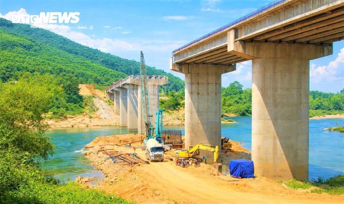 Dự án cầu Tân Bình và đường tránh Quốc lộ 14E qua nội thị thị trấn Tân Bình, huyện Hiệp Đức, tỉnh Quảng Nam (nay là xã Hiệp Đức, TP Đà Nẵng) được UBND tỉnh Quảng Nam cũ phê duyệt hồi cuối năm 2021. Dự án có tổng mức đầu tư 280 tỷ đồng (trong đó ngân sách trung ương 252 tỷ đồng).