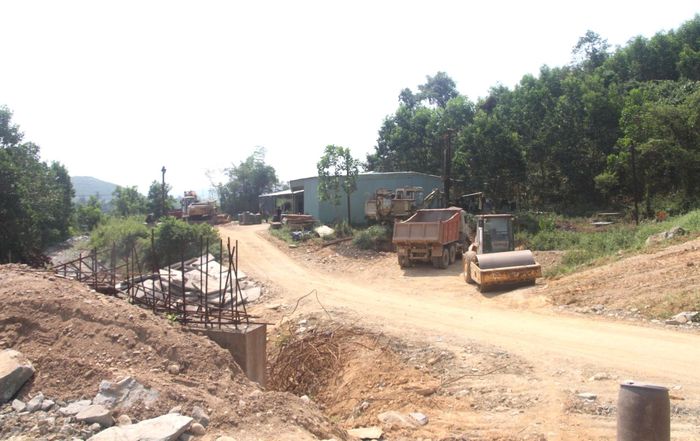 Ông Lưu Hoàng Ân, Chủ tịch UBND xã Hiệp Đức, cho biết: “Hiện khu vực triển khai cầu Tân Bình vẫn còn vướng mặt bằng của một hộ dân. Chính quyền địa phương đang vận động, yêu cầu hộ này sớm bàn giao để đơn vị thi công triển khai dự án đúng tiến độ. UBND TP Đà Nẵng đã gia hạn thời gian hoàn thành công trình, yêu cầu đưa cầu Tân Bình vào hoạt động chậm nhất vào ngày 31/12/2026”.