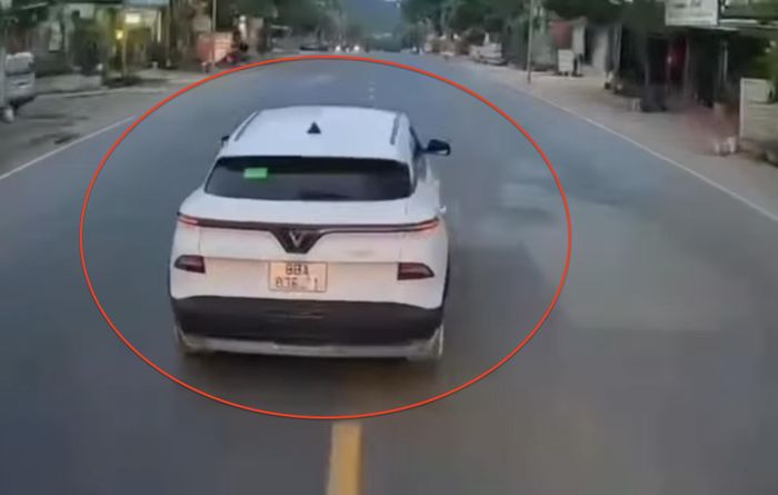 Tài xế lái ô tô lạng lách trên đường bị xử phạt 45 triệu đồng.