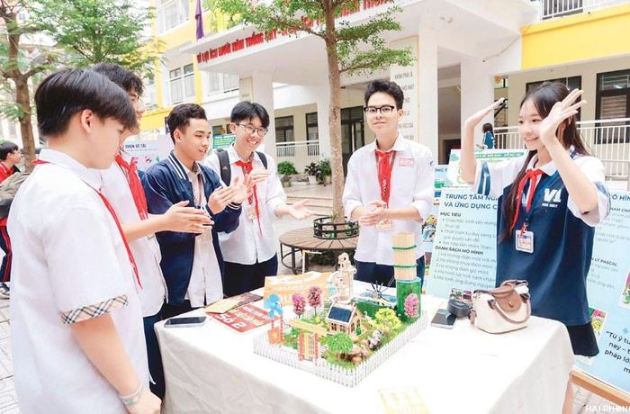 “Lớp học sân trường”, nơi học sinh Trường THCS Bế Văn Đàn cùng nhau trình bày ý tưởng sáng tạo, trực tiếp trải nghiệm, tương tác và học hỏi từ những mô hình thực tiễn ngay trong không gian quen thuộc của nhà trường.