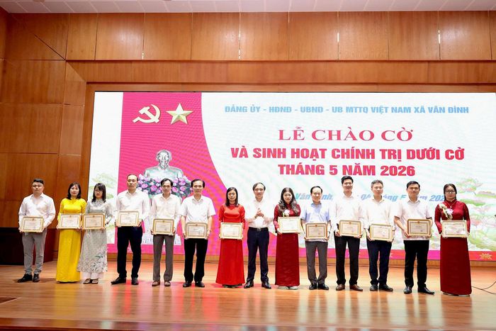 Xã Vân Đình khen thưởng 4 tập thể, 13 cá nhân có thành tích xuất sắc trong tháng 4-2026. Ảnh: Đình Thủy