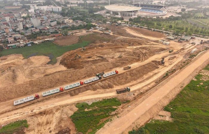 Nhà thầu quyết tâm, huy động tối đa nhân sự, máy móc thực hiện thi công 3 ca, 4 kíp xuyên ngày đêm. Ảnh: Lê Hải