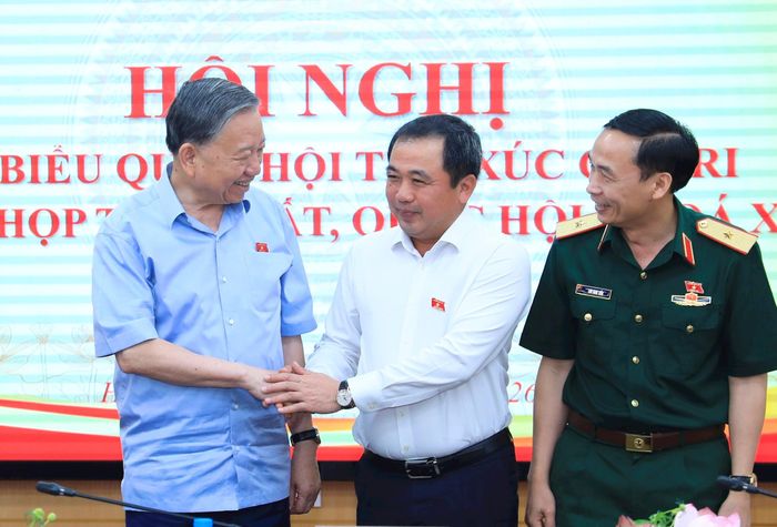 Tổng Bí thư, Chủ tịch nước Tô Lâm với Bí thư Thành ủy Hà Nội Trần Đức Thắng và đại biểu dự hội nghị.