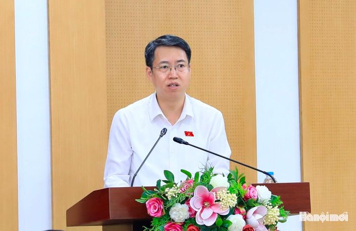 Đại biểu Quốc hội Nguyễn Hoàng Trường thông tin tới các cử tri.