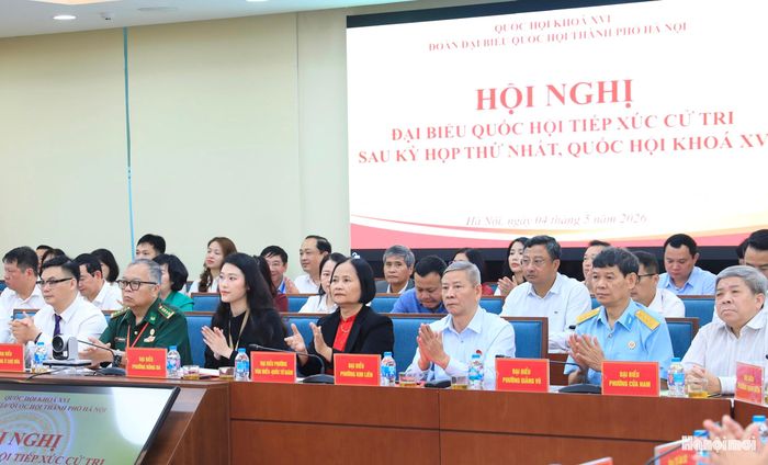 Cử tri các phường Đống Đa, Ô Chợ Dừa, Kim Liên… dự hội nghị.