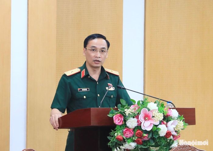 Đại biểu Quốc hội Lưu Nam Tiến thông tin tới các cử tri.