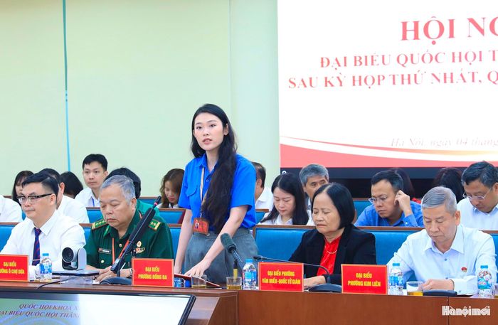 Cử tri phường Đống Đa phát biểu ý kiến.